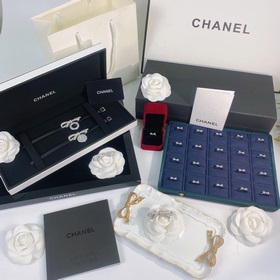 Chanel Ювелирные часы из серии RUBAN с ремешком, покрытые 18-кара