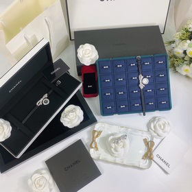 Chanel Ювелирные часы из серии RUBAN с ремешком, покрытые 18-кара