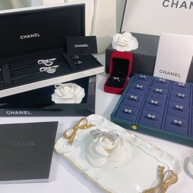 Chanel Ювелирные часы из серии RUBAN с ремешком, покрытые 18-кара