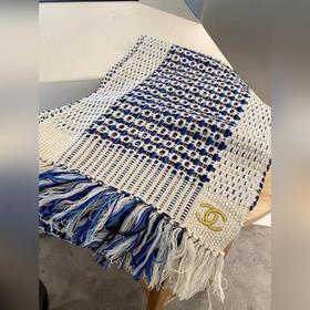 Очень повседневный и универсальный трикотаж от Chanel. По-прежнем