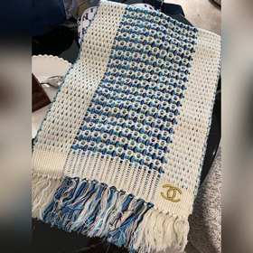 Очень повседневный и универсальный трикотаж от Chanel. По-прежнем