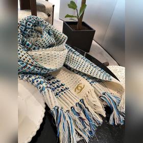 Очень повседневный и универсальный трикотаж от Chanel. По-прежнем