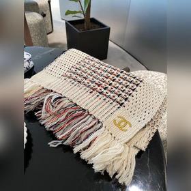 Очень повседневный и универсальный трикотаж от Chanel. По-прежнем