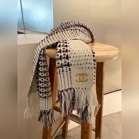 Очень повседневный и универсальный трикотаж от Chanel. По-прежнем