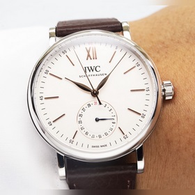 IWC впервые представила серию Portofino (IW359201) с указателем д