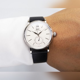 IWC впервые представила серию Portofino (IW359201) с указателем д