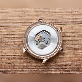Cartier 【Cartier】 Новая серия часов Ronde Must, унаследовавшая к