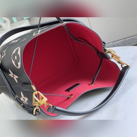 Зарубежный оригинал M45555. В этой модели средней величины сумки 