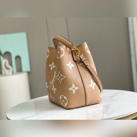 Зарубежный оригинал M45555. В этой модели средней величины сумки 
