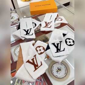 LV Shearling шарф Teddy – незаменимый аксессуар для осеннего и зи