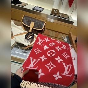 LV 【ESSENTIAL】 Классический узор Monogram украшает обе стороны, а