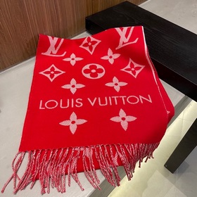 LV 【ESSENTIAL】 Классический узор Monogram украшает обе стороны, а
