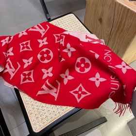 LV 【ESSENTIAL】 Классический узор Monogram украшает обе стороны, а