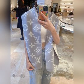 LV 【ESSENTIAL】 Классический узор Monogram украшает обе стороны, а