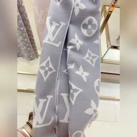 LV 【ESSENTIAL】 Классический узор Monogram украшает обе стороны, а