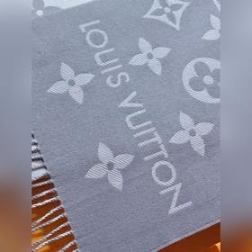 LV 【ESSENTIAL】 Классический узор Monogram украшает обе стороны, а
