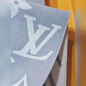 LV 【ESSENTIAL】 Классический узор Monogram украшает обе стороны, а