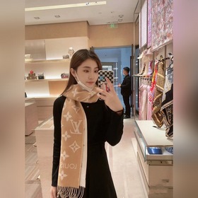 LV 【ESSENTIAL】 Классический узор Monogram украшает обе стороны, а