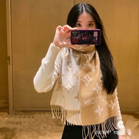 LV 【ESSENTIAL】 Классический узор Monogram украшает обе стороны, а