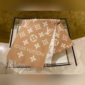 LV 【ESSENTIAL】 Классический узор Monogram украшает обе стороны, а
