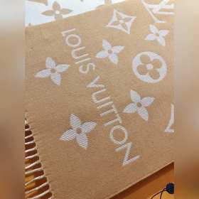 LV 【ESSENTIAL】 Классический узор Monogram украшает обе стороны, а