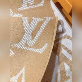 LV 【ESSENTIAL】 Классический узор Monogram украшает обе стороны, а