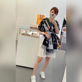 LV 【ESSENTIAL】 Классический узор Monogram украшает обе стороны, а