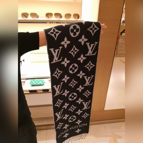 LV 【ESSENTIAL】 Классический узор Monogram украшает обе стороны, а