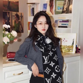 LV 【ESSENTIAL】 Классический узор Monogram украшает обе стороны, а