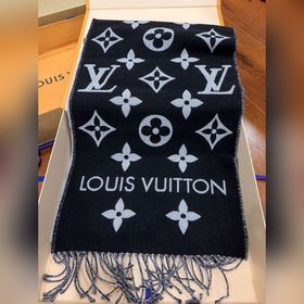 LV 【ESSENTIAL】 Классический узор Monogram украшает обе стороны, а