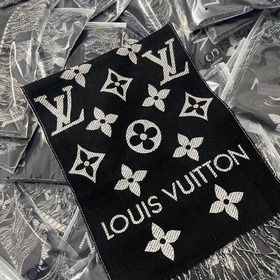 LV 【ESSENTIAL】 Классический узор Monogram украшает обе стороны, а