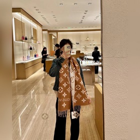 LV 【ESSENTIAL】 Классический узор Monogram украшает обе стороны, а