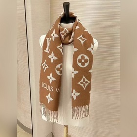 LV 【ESSENTIAL】 Классический узор Monogram украшает обе стороны, а