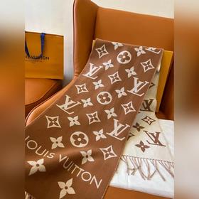 LV 【ESSENTIAL】 Классический узор Monogram украшает обе стороны, а