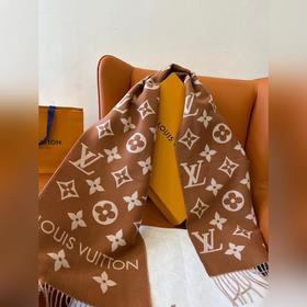 LV 【ESSENTIAL】 Классический узор Monogram украшает обе стороны, а