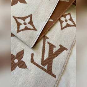 LV 【ESSENTIAL】 Классический узор Monogram украшает обе стороны, а