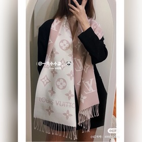 LV 【ESSENTIAL】 Классический узор Monogram украшает обе стороны, а