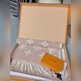 LV 【ESSENTIAL】 Классический узор Monogram украшает обе стороны, а