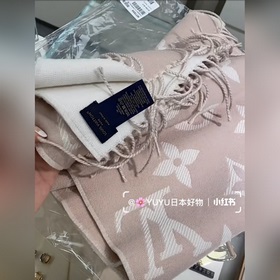 LV 【ESSENTIAL】 Классический узор Monogram украшает обе стороны, а