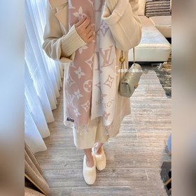 LV 【ESSENTIAL】 Классический узор Monogram украшает обе стороны, а