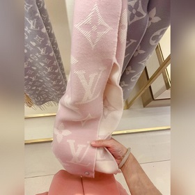 LV 【ESSENTIAL】 Классический узор Monogram украшает обе стороны, а