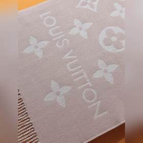 LV 【ESSENTIAL】 Классический узор Monogram украшает обе стороны, а