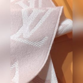 LV 【ESSENTIAL】 Классический узор Monogram украшает обе стороны, а