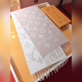LV 【ESSENTIAL】 Классический узор Monogram украшает обе стороны, а