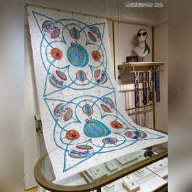 Длинные шарфы из кашемира в отдельном отделе. [Рождественский шар