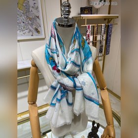 Длинные шарфы из кашемира в отдельном отделе. [Рождественский шар