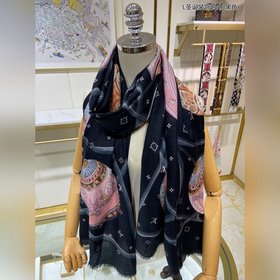 Длинные шарфы из кашемира в отдельном отделе. [Рождественский шар