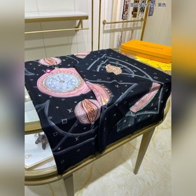 Длинные шарфы из кашемира в отдельном отделе. [Рождественский шар