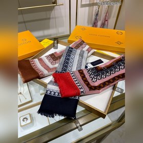 Длинный шарф из кашемира, представленный в отдельном отделе, засл