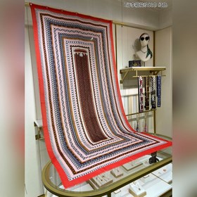 Длинный шарф из кашемира, представленный в отдельном отделе, засл